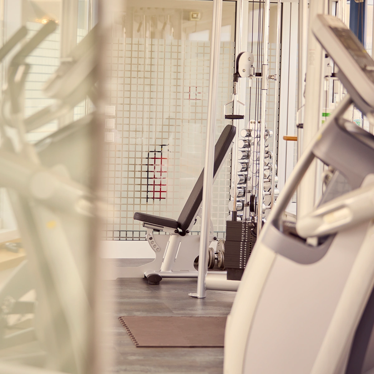 hotel-watthalden-fitness3 Der Fitnessbereich. Blick auf Kraftstationen und Hanteln in ruhiger, heller Atmosphäre für effektives Training.