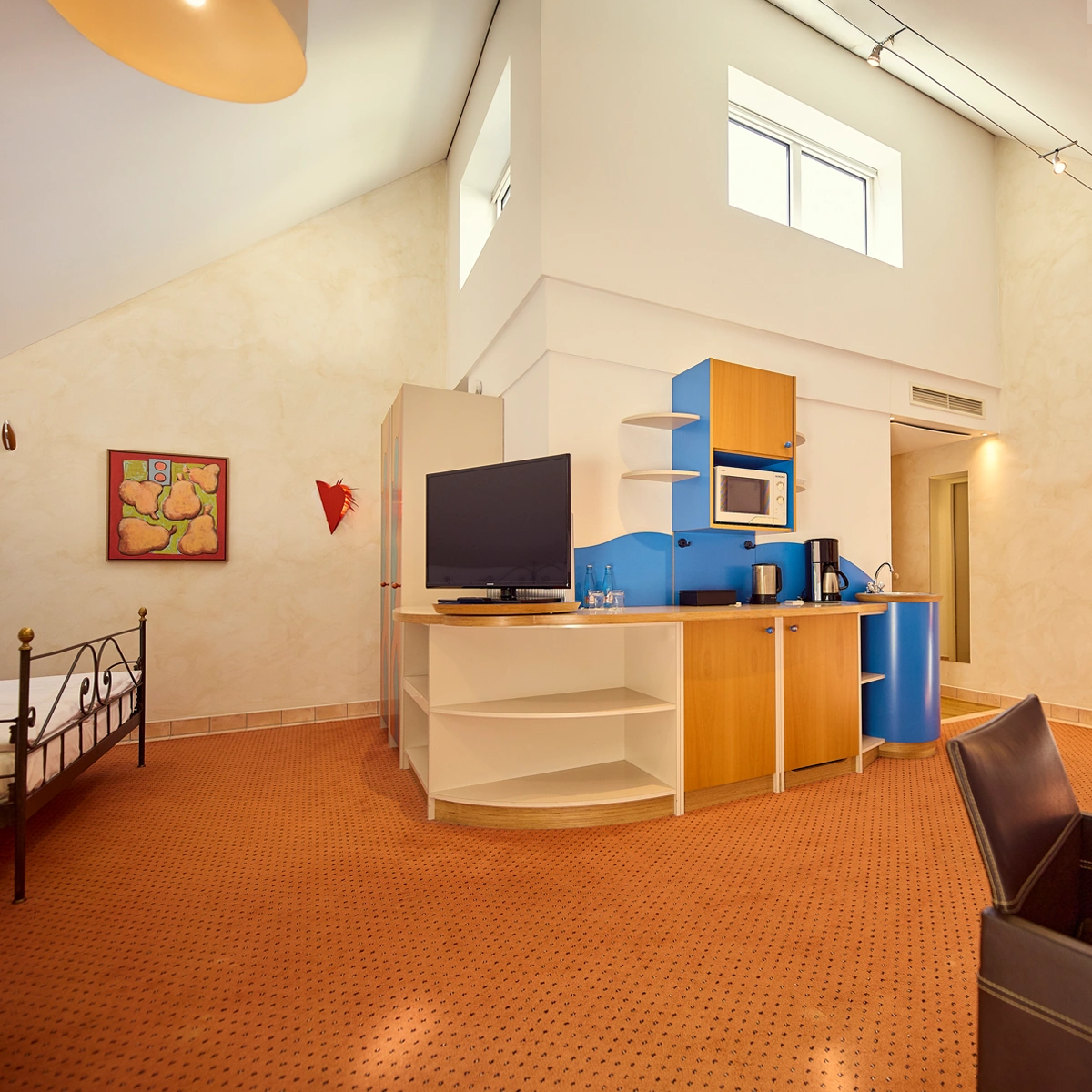 hotel-watthalden-appartment02 Blick in ein Appartment. Größtes Premium-Eckzimmer mit integrierter Küchenzeile, Dachschräge, Sitzbereich und moderner Ausstattung im Hotel Watthalden.