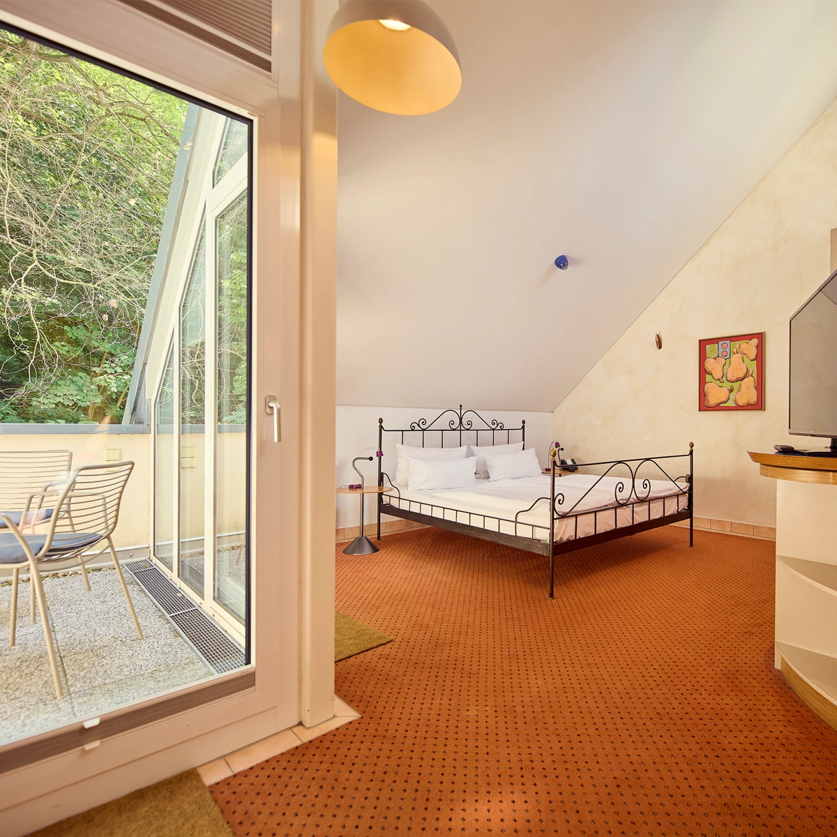 hotel-watthalden-appartment03 Blick in ein Appartment. Größtes Premium-Eckzimmer mit Doppelbett, direktem Zugang zur Terrasse und Blick ins Grüne im Hotel Watthalden.