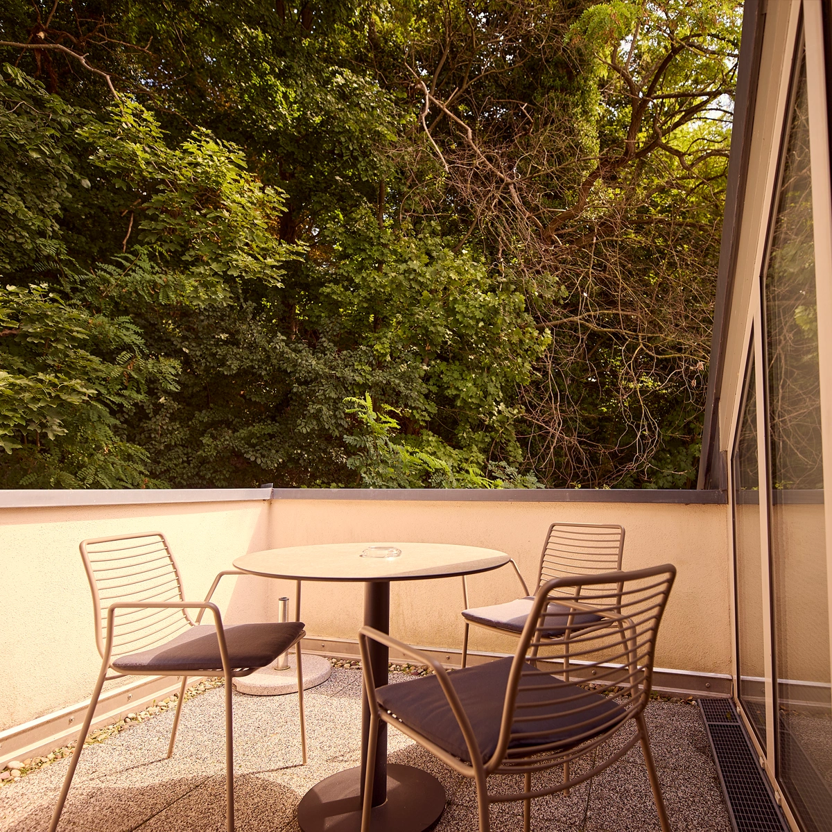 hotel-watthalden-appartment04 Blick in ein Appartment. Größtes Premium-Eckzimmer mit privater Terrasse, Sitzgelegenheit und ruhigem Blick ins Grüne im Hotel Watthalden.