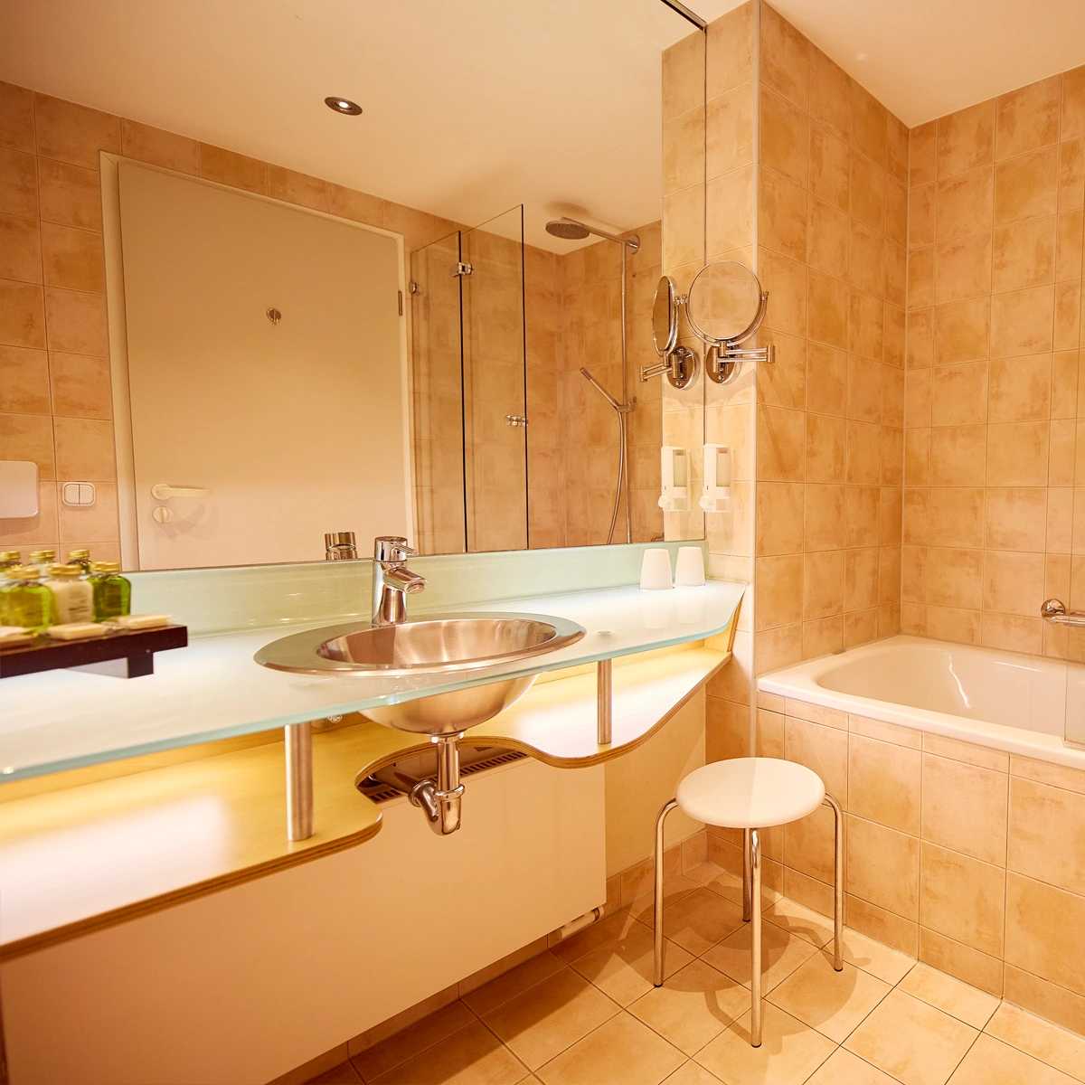 hotel-watthalden-appartment05 Blick in ein Appartment. Größtes Premium-Eckzimmer mit großzügigem Badezimmer, Badewanne, Dusche und viel Ablagefläche im Hotel Watthalden.